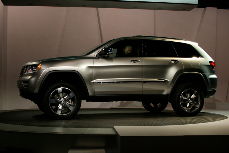 Illustration for article titled 2011 Jeep Grand Cherokee: Mercedes Chassis Meets Hemi Power